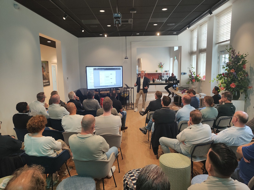 Rick van Breugel presenteert AI-toepassingen voor een volle zaal tijdens de Lemontree AI Masterclass